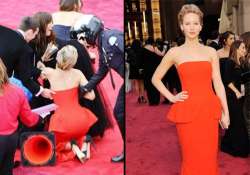 oscars 2014 jennifer lawrence trips again on the red carpet repeats her last year s bizarre see pics