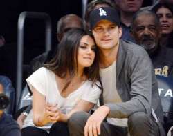 mila kunis ashton kutcher s perfect date funda white t shirt