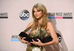 taylor swift wins artist of the year at ama