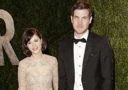 zooey deschanel splits from boyfriend