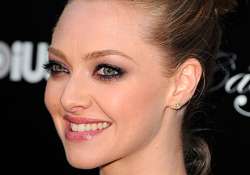 admire amanda seyfried s bronze smokey eyes get that look see pics