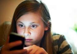 using smartphones for temporary relief from negative emotions worsen psychological condition