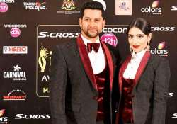 iifa 2015 aftab shivdasani matches suit with wife nin dusanj at the green carpet see pics