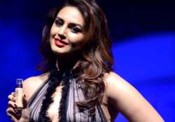 huma qureshi to endorse oriflame india s colour cosmetics