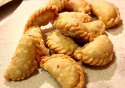 10 easy steps of gujiya making