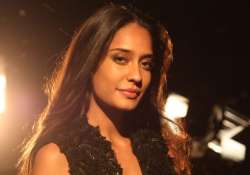 lisa haydon to be tarun tahiliani s muse at bridal fashion week