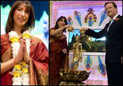 british pm s wife samantha cameron stuns all in a sari at swaminarayan temple see pics