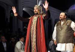 show stopper kabir bedi begs jj valaya to give him away the maharaja attire