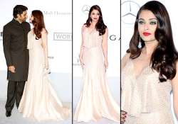 cannes 2014 uncomfortable in dress aishwarya finds it difficult to pose see pics watch video