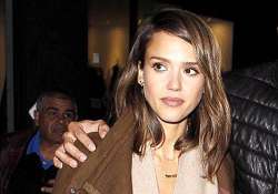 jessica alba sports new hairdo