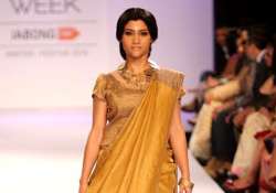 konkona sen sharma turns golden girl for anavila at lfw see pics