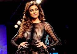 sushmita sen steals the show as amit aggarwal s showstopper at lfw 2014