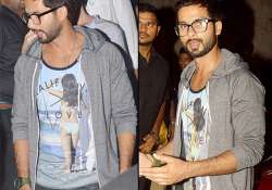 shahid kapoor looks stylish wears a bikini girl see pics