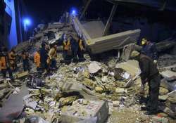 turkish quake kills at least 10 topples hotels