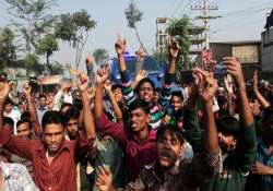 bangladesh garment workers stage violent protests