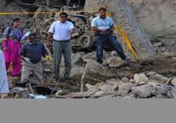 bomber targets senior pakistani policeman 8 dead