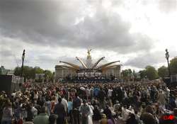 crowds cheer queen on last day of jubilee