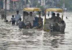 heavy rain hailstorm kills 16 in pakistan