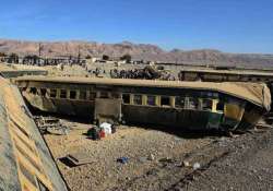 16 killed 150 injured in train accident in pakistan