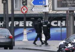 police gunman to kill hostages if police storm brothers