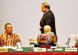 saarc 2014 when sharif walks for speech modi reads newspaper