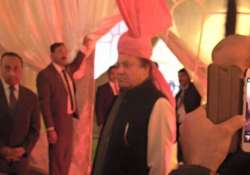 nawaz sharif dons pink turban gifted to him by pm modi