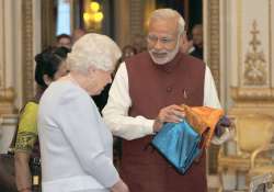 pm modi gifts queen elizabeth darjeeling tea memorable photos