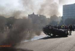 french taxi drivers smash cars in strike against uber