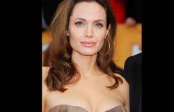 angelina jolie visits pakistan