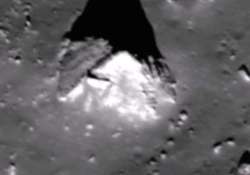 nasa spots pyramid like structure on mars