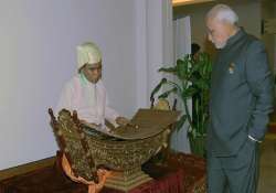 pm modi enjoys performance by myanmarese musician