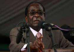 zimbabwe president robert mugabe 90 falls down steps