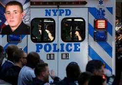 policeman shot in head dies in new york