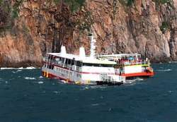 south korean ship runs aground everyone rescued