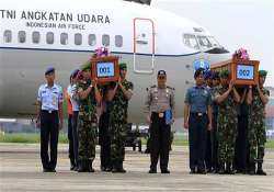 divers resume search for victims and fuselage of airasia jet