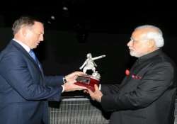 modi presents man singh trophy to abbott at aus war memorial