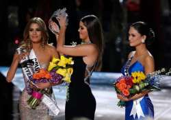 video miss universe crown taken off miss colombia s head after mix up