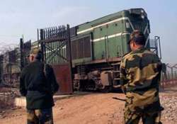 indian passengers of samjhauta express cross wagah border on foot