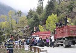 china evacuates people from quake hit tibetan town