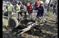 former pak cj unhurt in lahore blasts 9 injured