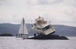 boat gets stuck on rocks near washington