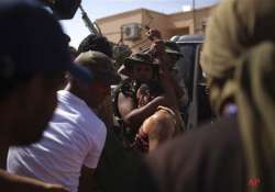 libyan fighters inch forward in gaddafi hometown