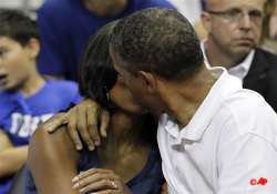 obamas in kissing controversy