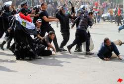 2 dead 800 injured as protests spread to more egyptian cities