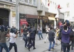 police clash with protesers in istanbul