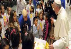 pope shares his birthday breakfast with homeless