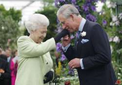 queen to gradually hand over charge to prince charles