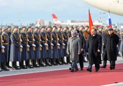 red carpet welcome for manmohan singh as he arrives in moscow