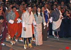 royal couple walks to capital thousands greet on way