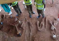 sri lankan family finds mass grave in garden in north